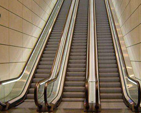 高铁站自动扶梯